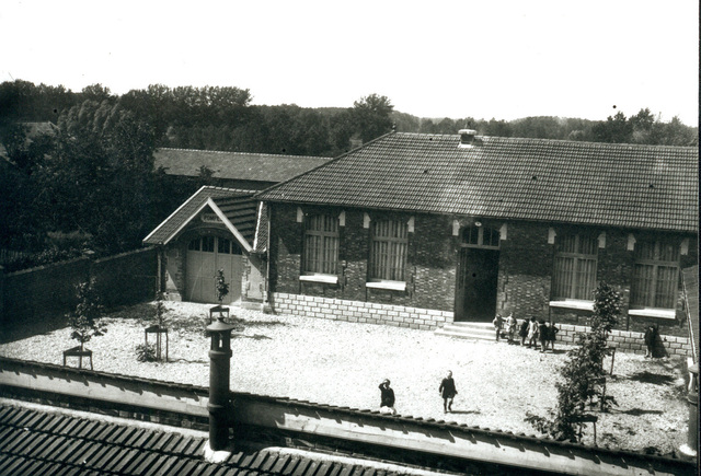 Ecole Jules Ferry reconstruite derrière la mairie de 1923 à 1926.