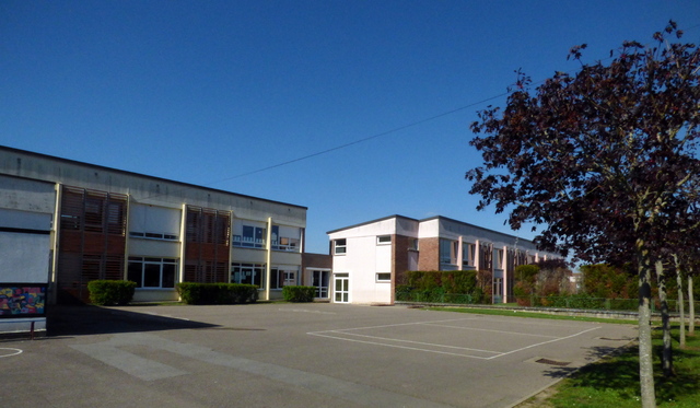 Groupe scolaire Condorcet - Cour intérieure.JPG