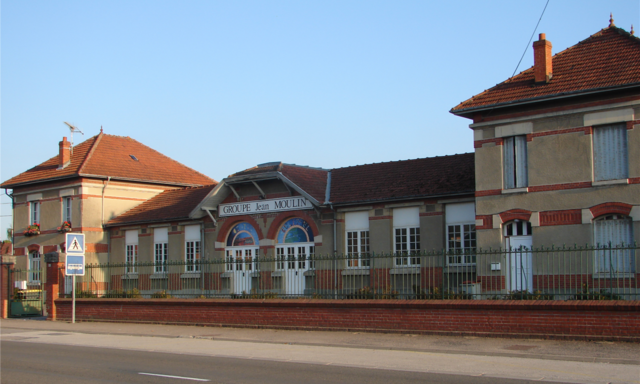 Jean Moulin en 2007, l’association « Le Centre Culturel » est installée dans les locaux dans l’ancienne école.