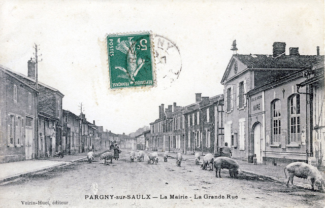La Grande Rue - Les cochons devant la Mairie