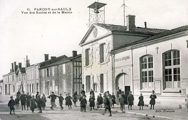 Vue des Écoles et de la Mairie